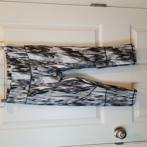C&C California Black White & Gray Marbled Cropped Leggings, Size Small